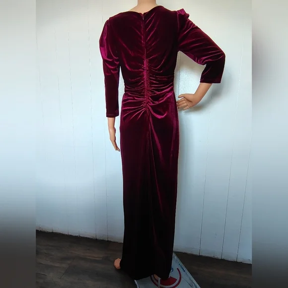 R & M Richards Elegant Magenta Velvet Evening Gown Size 6 - Picture 5 of 9